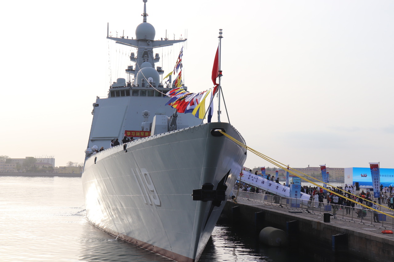中共海军成立75周年，20日在青岛港3号码头举办开放日活动。图为052D型驱逐舰—贵阳舰。中央社