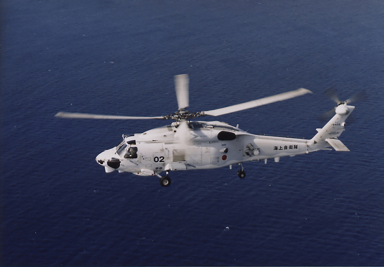 日本海上自卫队两架SH-60K海鹰直升机昨晚进行反潜训练时疑似发生碰撞坠毁，造成机上8人1死7失联。海上自卫队除全力海空搜救失联7人，也成立事故调查委员会盼尽速查明原因。图为SH-60K直升机。美联社
