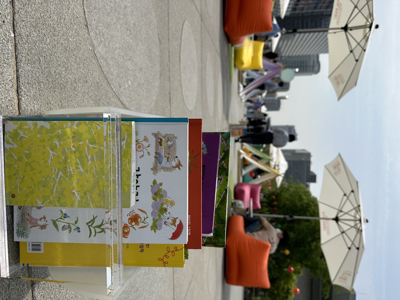 首尔市政府举办的「首尔露天图书馆」活动，民众无论在哪落座，都能随手取得书籍阅读。中央社