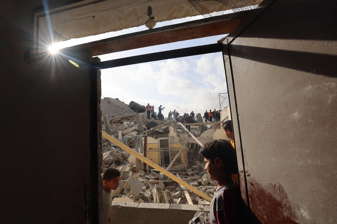 巴勒斯坦当局称，以色列昨天在约旦河西岸发动突袭造成至少14名巴勒斯坦人死亡；以色列军方表示，当地今天有2位巴勒斯坦人欲以锐器及开枪袭击以国军人，以军则开火反击。图为巴勒斯坦人正在检查以色列夜间轰炸加萨地带南部拉法一栋建筑的废墟。法新社