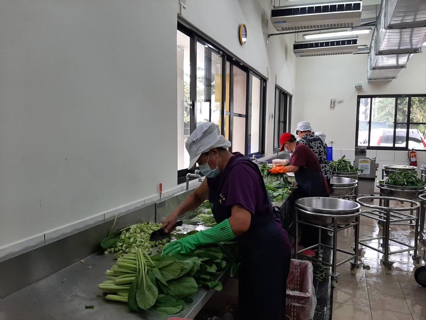 台南市教育局表示，学校午餐食材采购、验收、制备及配膳等皆有明确的标准化作业流程。图／南市教育局提供