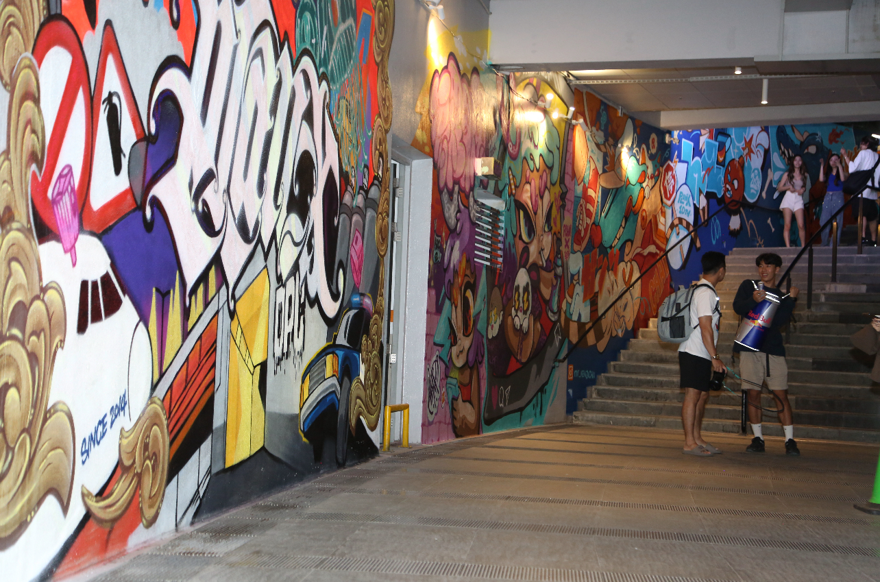 台中市府与在地涂鸦艺术团队「逃亡计划Escape Plan X」合作特展，国内外团队合作点亮传统场域。图／新闻局提供