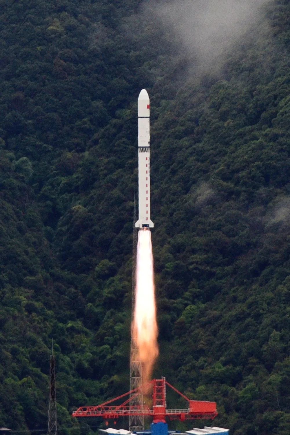 长征二号丁运载火箭成功发射遥感四十二号02星，这是长二丁火箭一周内第二次发射成功，同时也是自3月21日以来第四次发射成功，实现一个月内的「四连发」。（图／取自中国航太科技集团微信公众号）