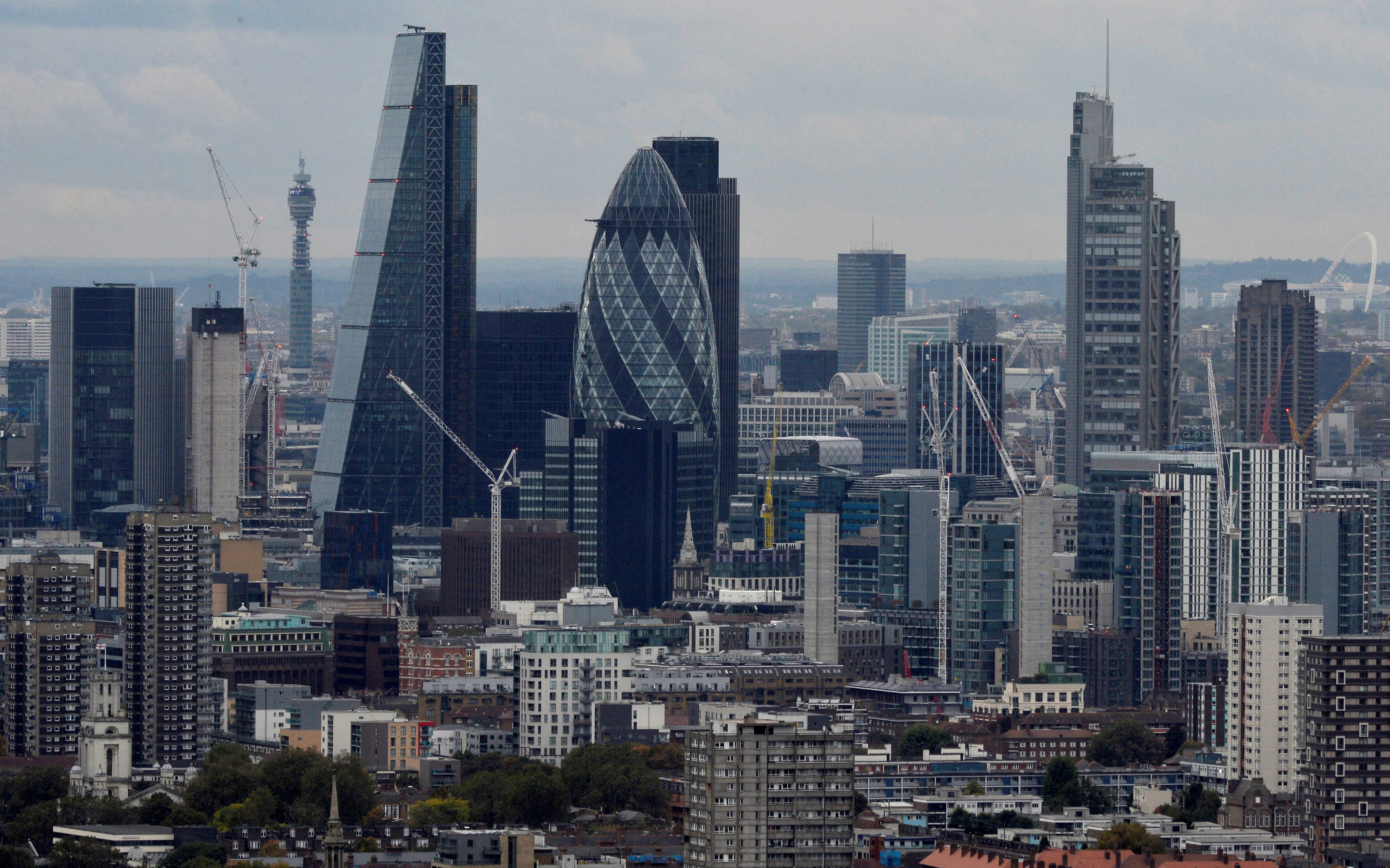 金融业初阶分析师薪资差距扩大，华尔街比伦敦高出57%。（路透）