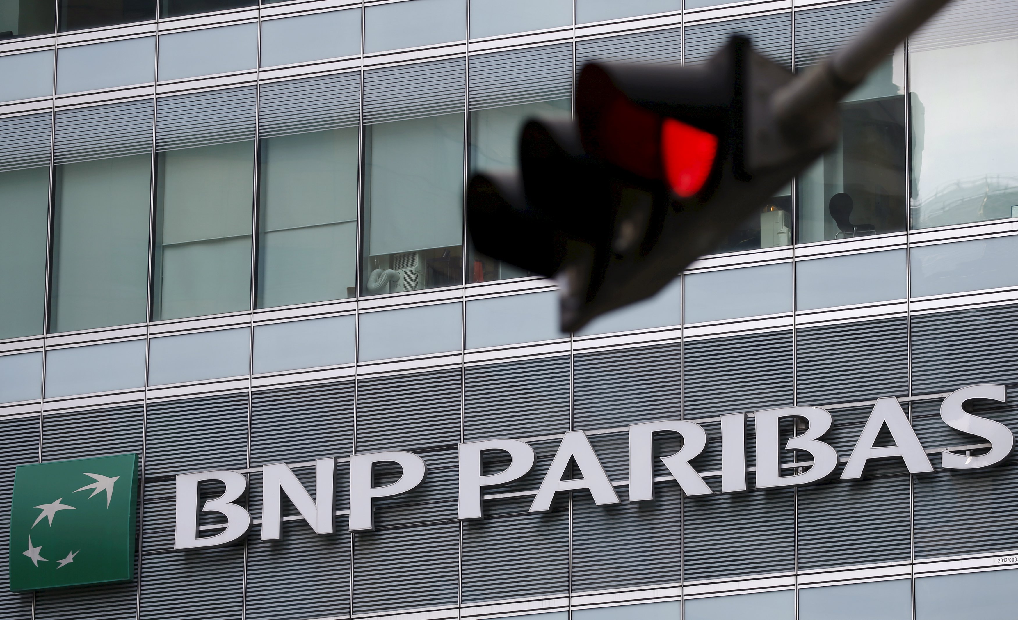 新加坡金融中心商用大楼租金高涨，法国巴黎银行想减少承租面积。（路透）