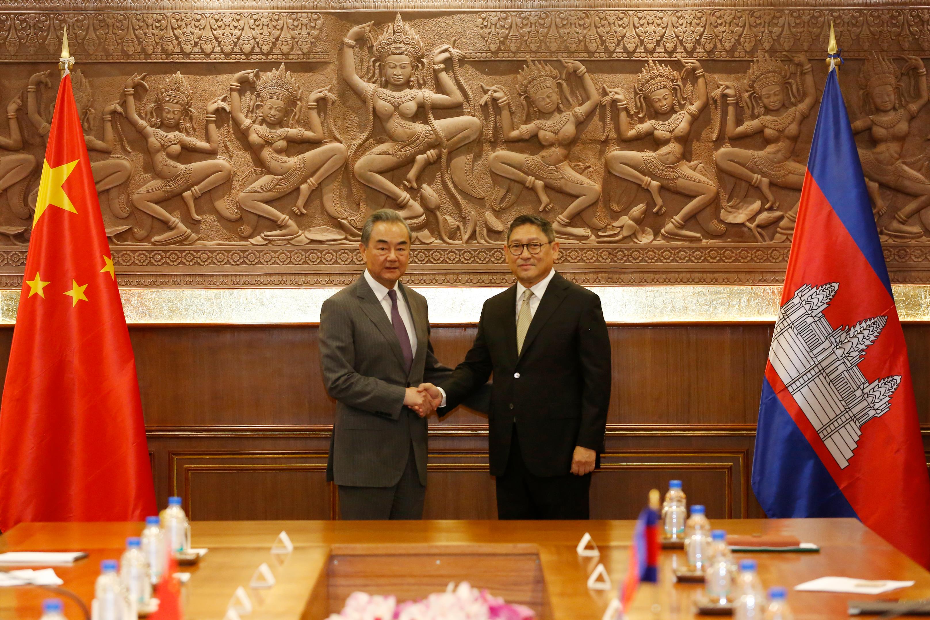 中共外长王毅21日与柬埔寨副首相兼外交大臣宋金达（右）会谈时，呼吁两国共同打击网赌电诈等违法活动。（新华社）