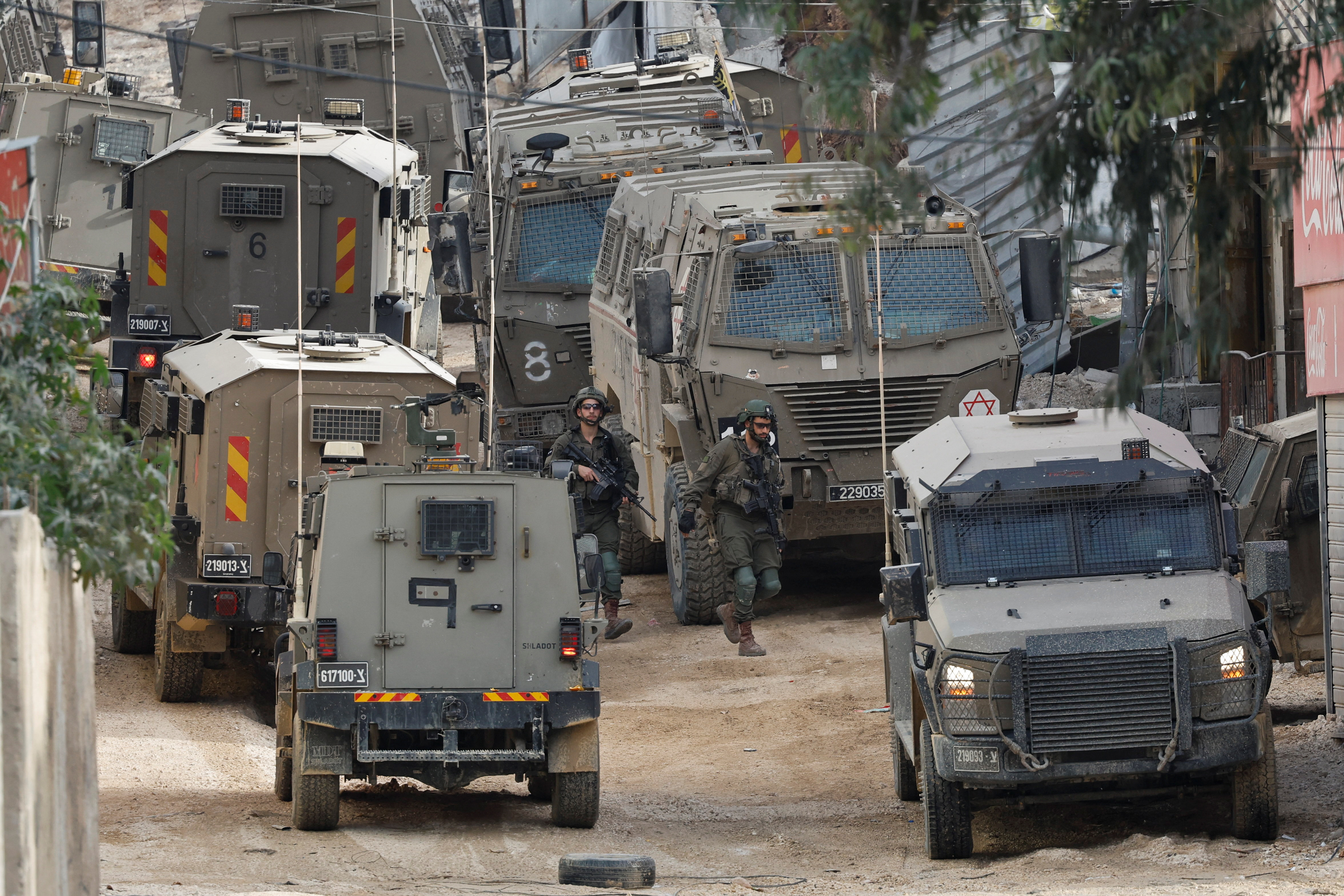 以色列国防军的「犹太永恒营」遭控对约旦河西岸巴勒斯坦人犯下严重暴力，可能面临美方制裁。图为以色列士兵4月20日在约旦河西岸占领区执行任务。路透