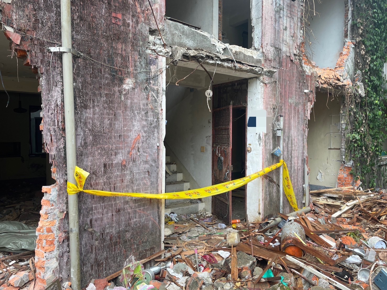 台湾港务公司发包拆除废弃宿舍，在楼梯间发现3个装著人类骨骸和字条的米袋。检警已查出其中1名死者的可能身分。记者邱瑞杰／翻摄