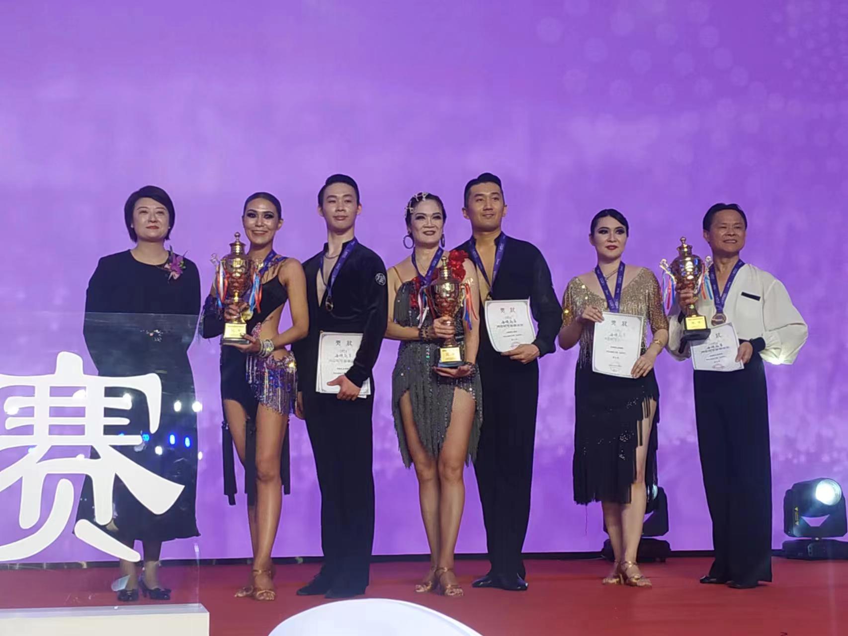 2024海峡两岸国际标准舞联谊赛于21日在上海前滩香格里拉大酒店举办。组别比赛结束后举行颁奖典礼。（记者黄雅慧／摄影）