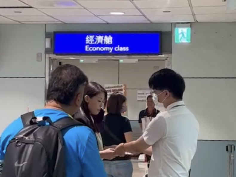 新竹市长高虹安搭乘长荣航空经济舱出访越南4天。记者巫鸿玮／翻摄