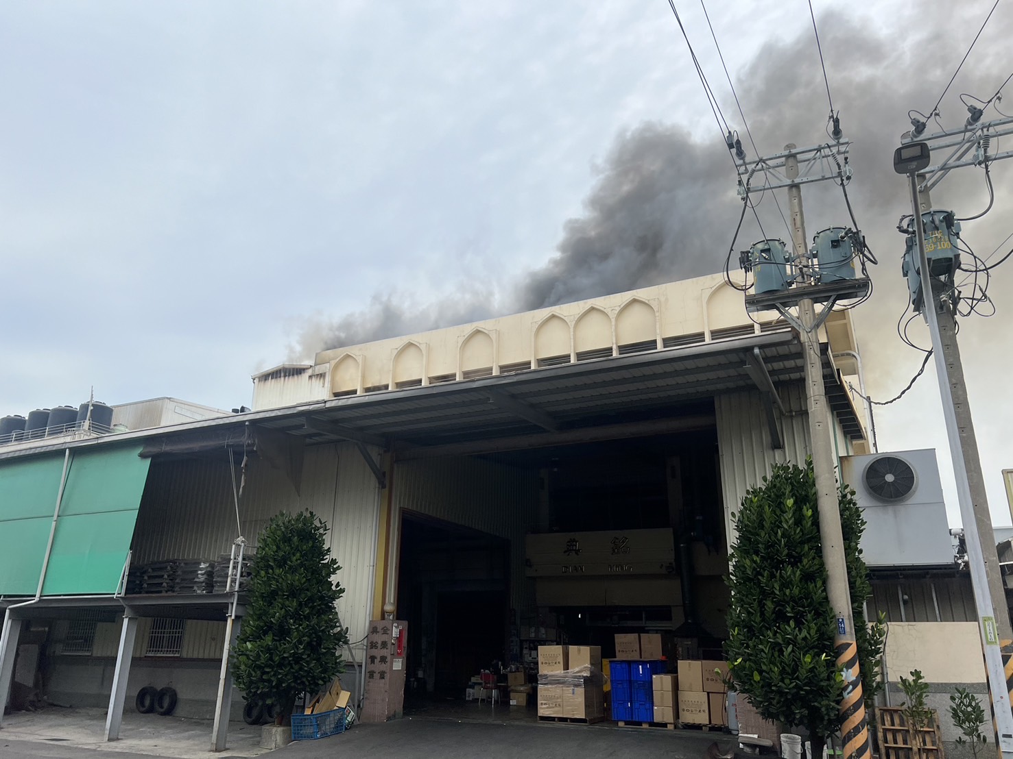 台南仁德保安工业区工厂起火，目前50名消防员打火中。图／读者提供