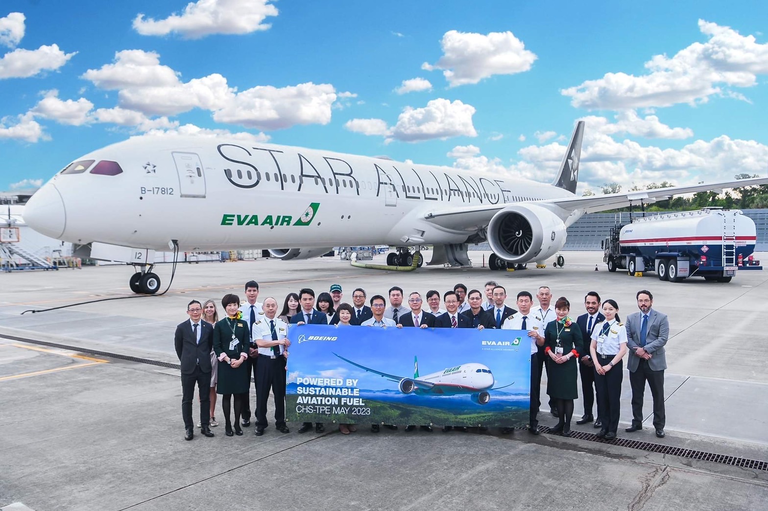 长荣航空第8架波音787-10客机是全球首架波音787-10星空联盟涂装客机，当时交机飞抵台湾时，就添加永续航空燃油。图／长荣航提供