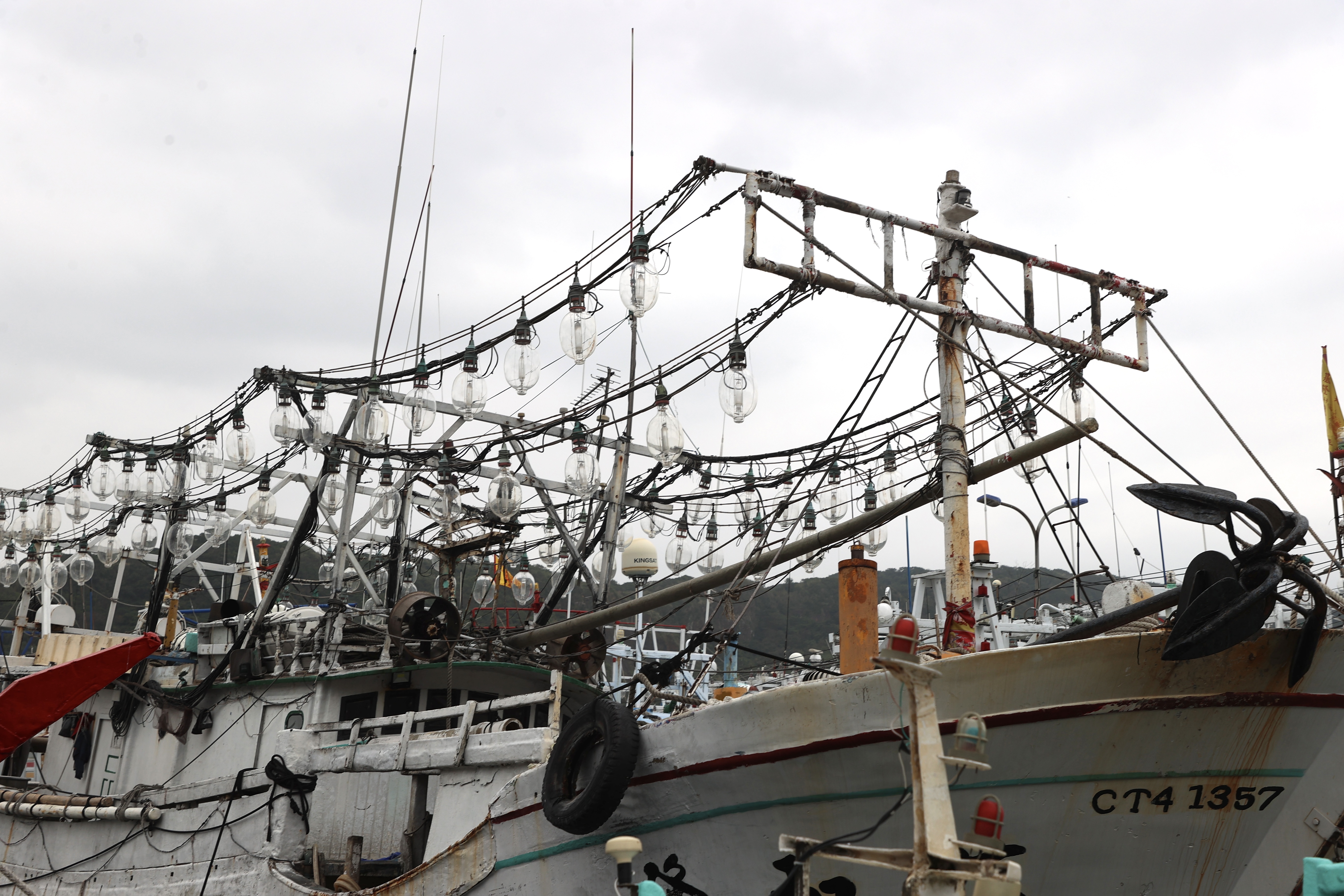 基隆市东北部的八斗子渔港边，一艘艘渔船挂著各式的集鱼灯。「只要看集鱼灯，就知道这艘船是专门补什么鱼」。记者林伯东／摄影