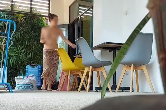 葡萄牙籍31岁女子纳迪亚（Nadiya Serivna Varshawa）在泰国普吉岛的一家酒店豪不避讳地「露乳」游走，登上媒体版面。图撷自《普吉岛时报》