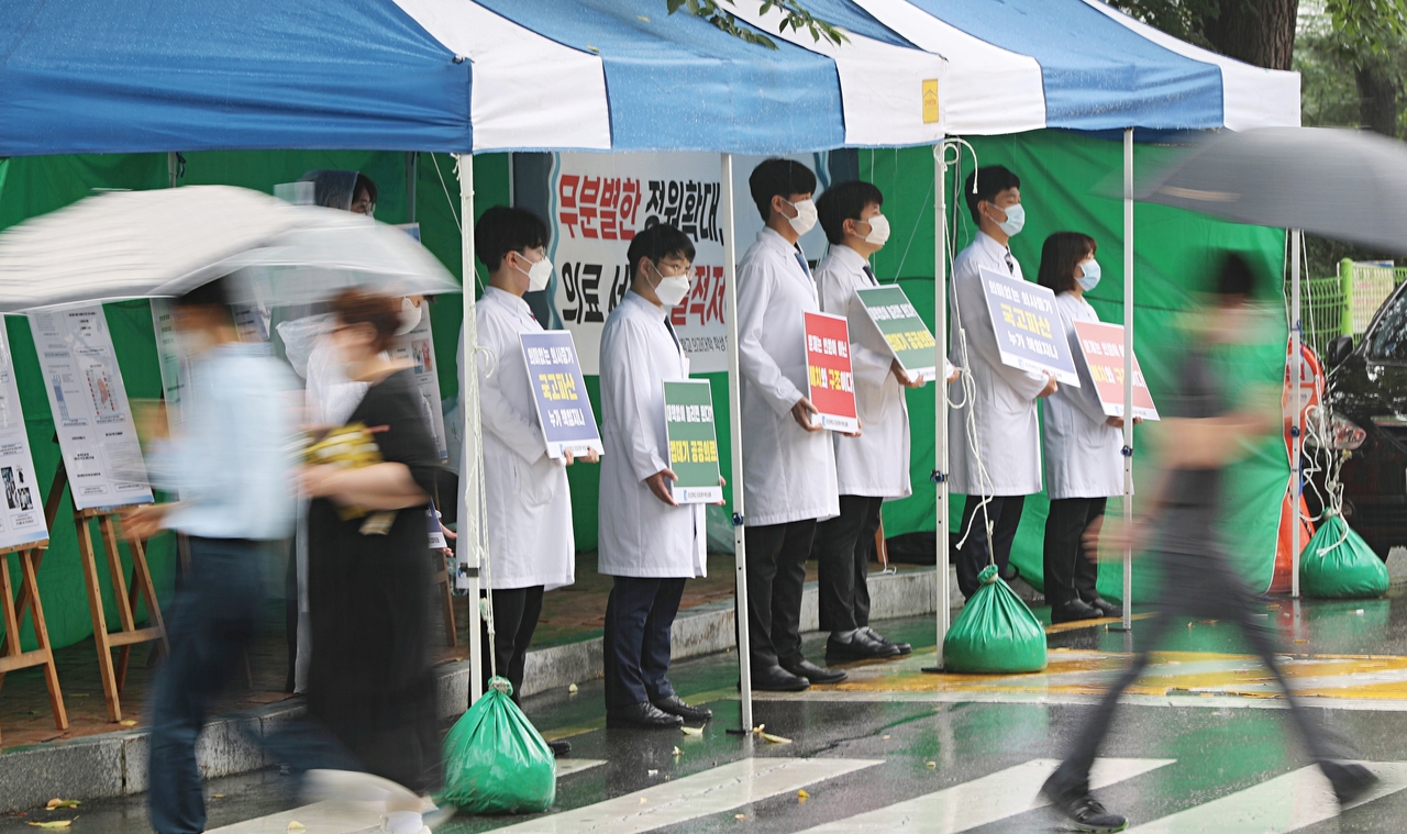 4月19日韩国总理韩悳洙表示将调整医改方案，然而大韩医师协会不满内容，4月20日拒绝政府方案。 图／欧新社