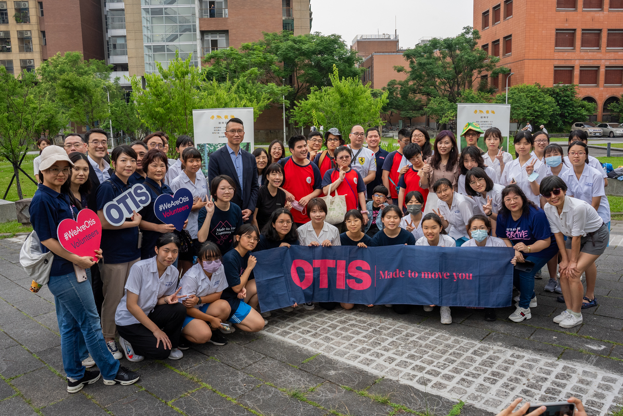 为了响应世界地球日（Earth Day），台湾奥的斯电梯（OTIS）、国际珍古德协会与中山女中22日在台大醉月湖畔合办「Let’s Greennect」活动。