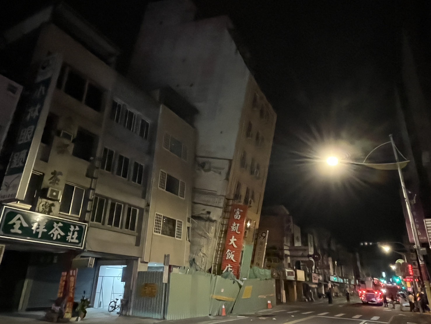 花莲富凯饭店倾斜倒塌。记者王燕华／摄影