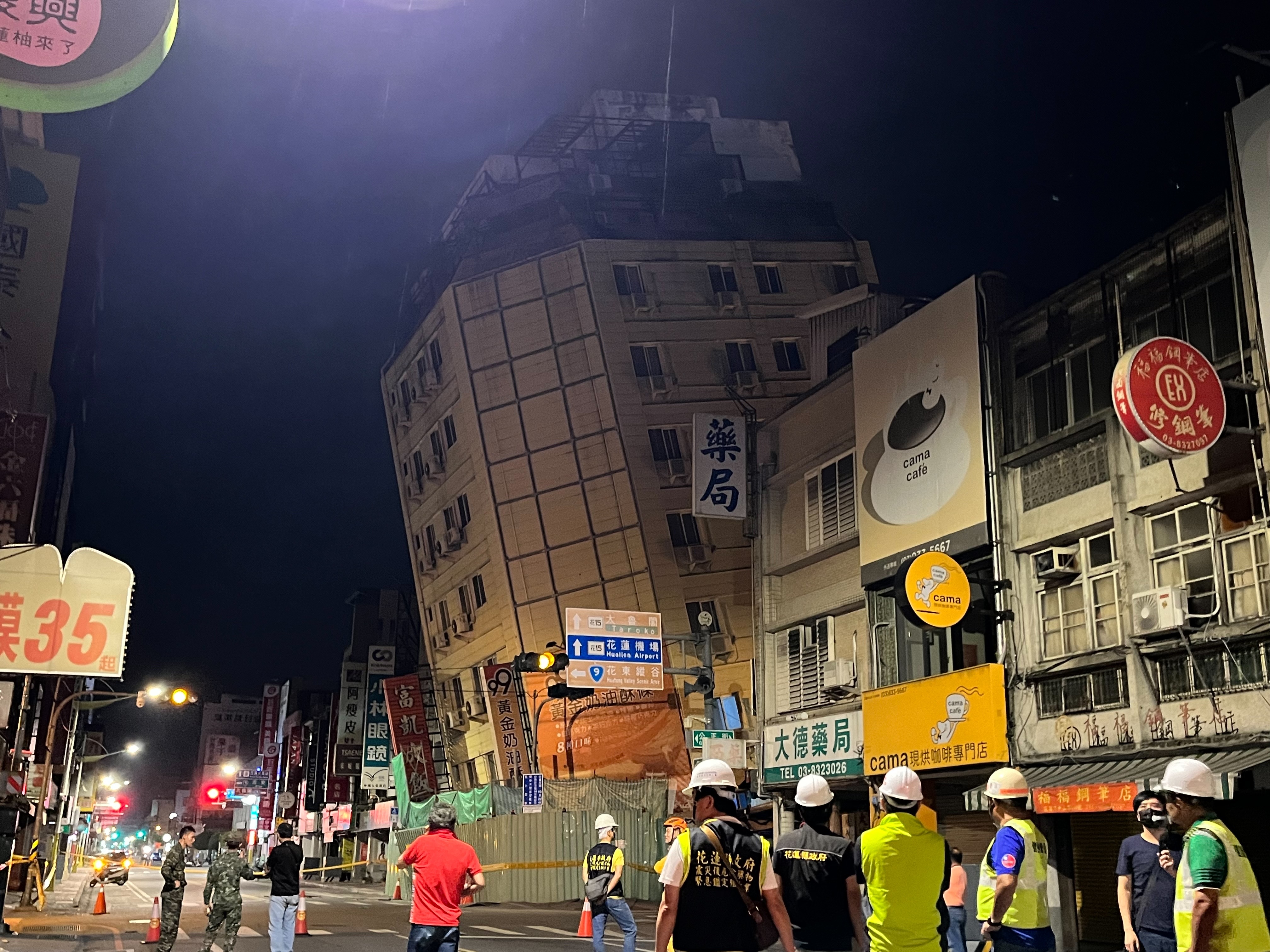 23日凌晨2时多连续2起规模6以上地震，导致花莲市富凯大饭店发生倾斜。