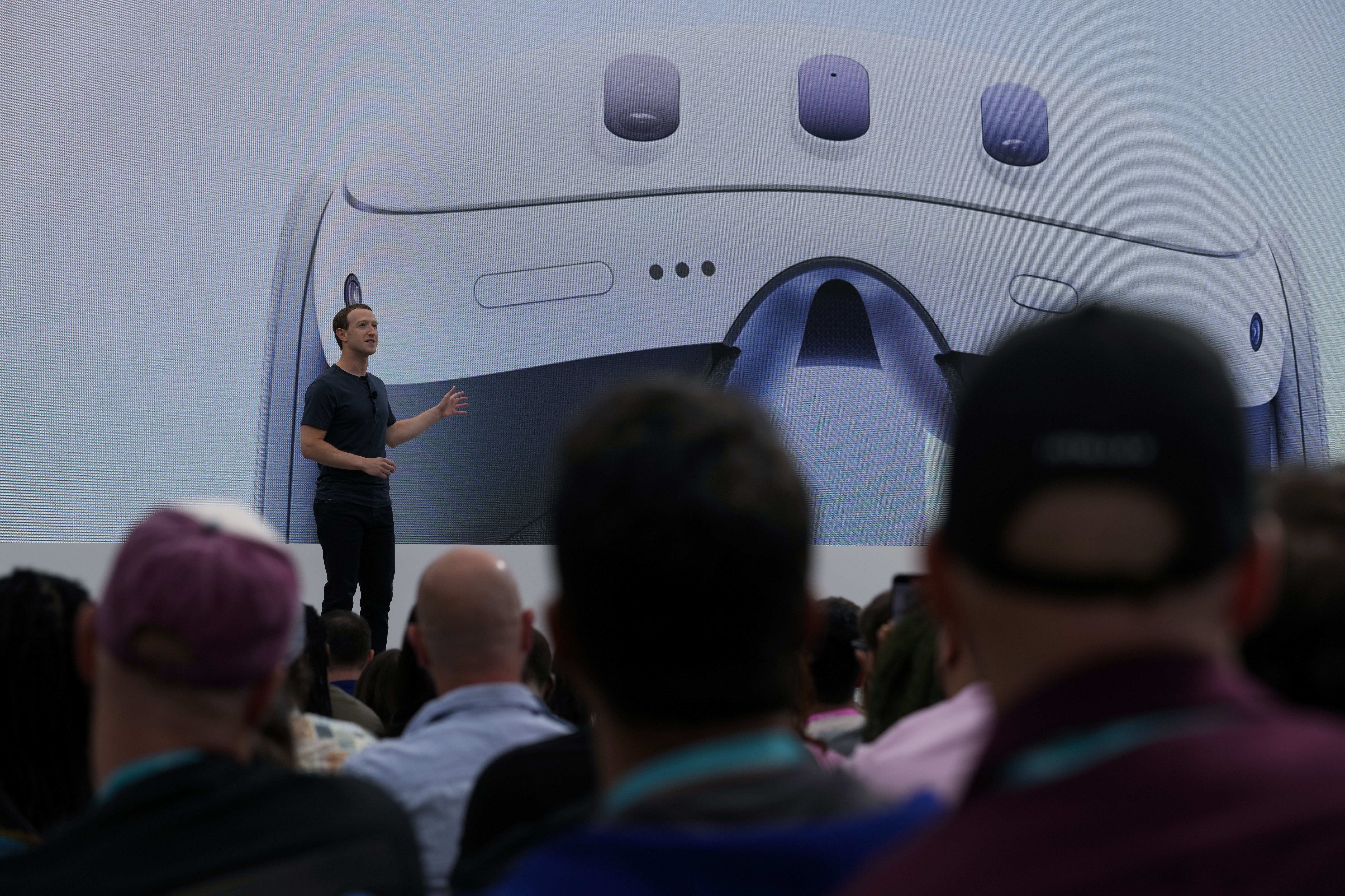 Meta执行长祖克柏（Mark Zuckerberg）去年9月在Meta活动上介绍Quest 3头戴装置。  美联社