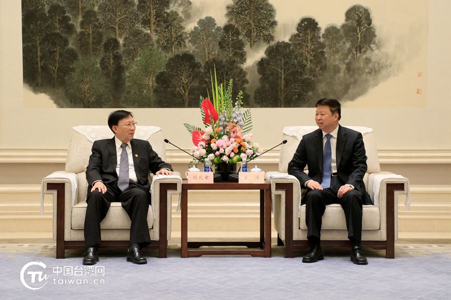 大陆国台办主任宋涛（右）22日在常州会见前行政院长刘兆玄。（图／取自中国台湾网）