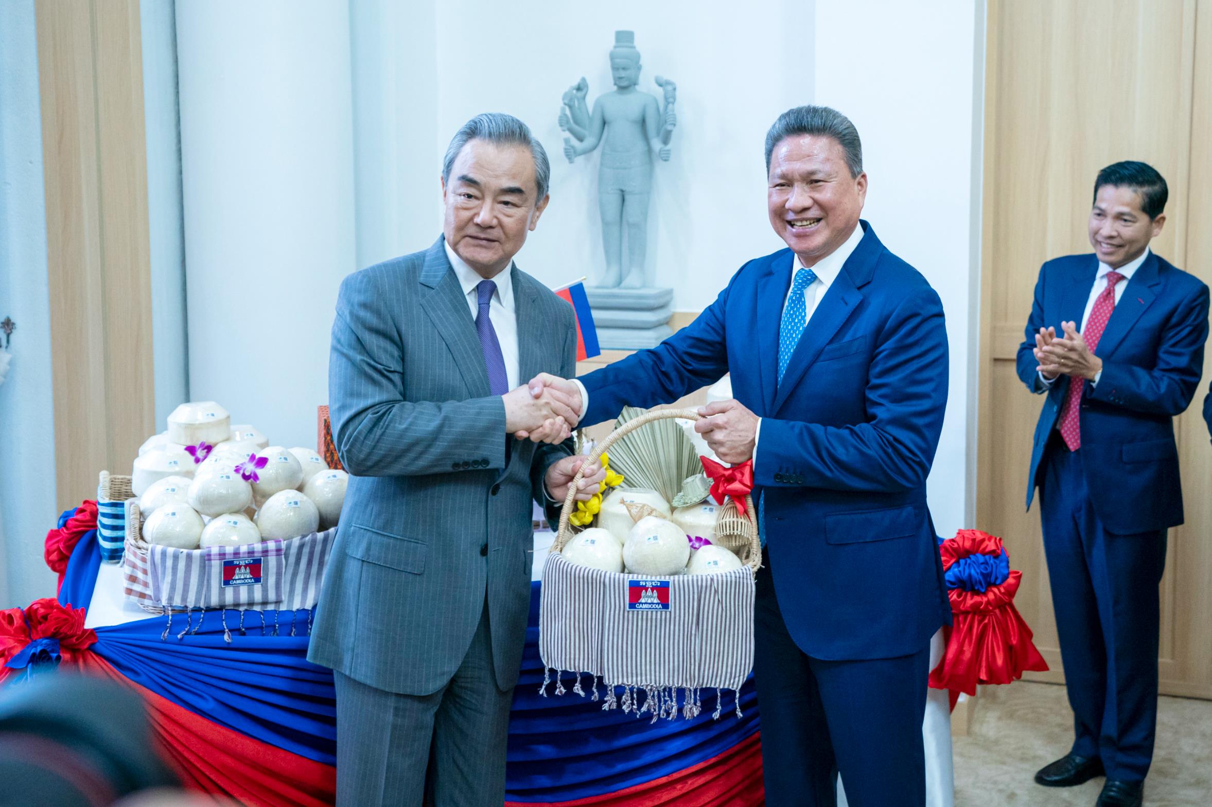 王毅22日还与柬埔寨副首相孙占托共同主持中柬政府间协调委员会第七次会议，并出席柬埔寨椰子输华仪式。（新华社）