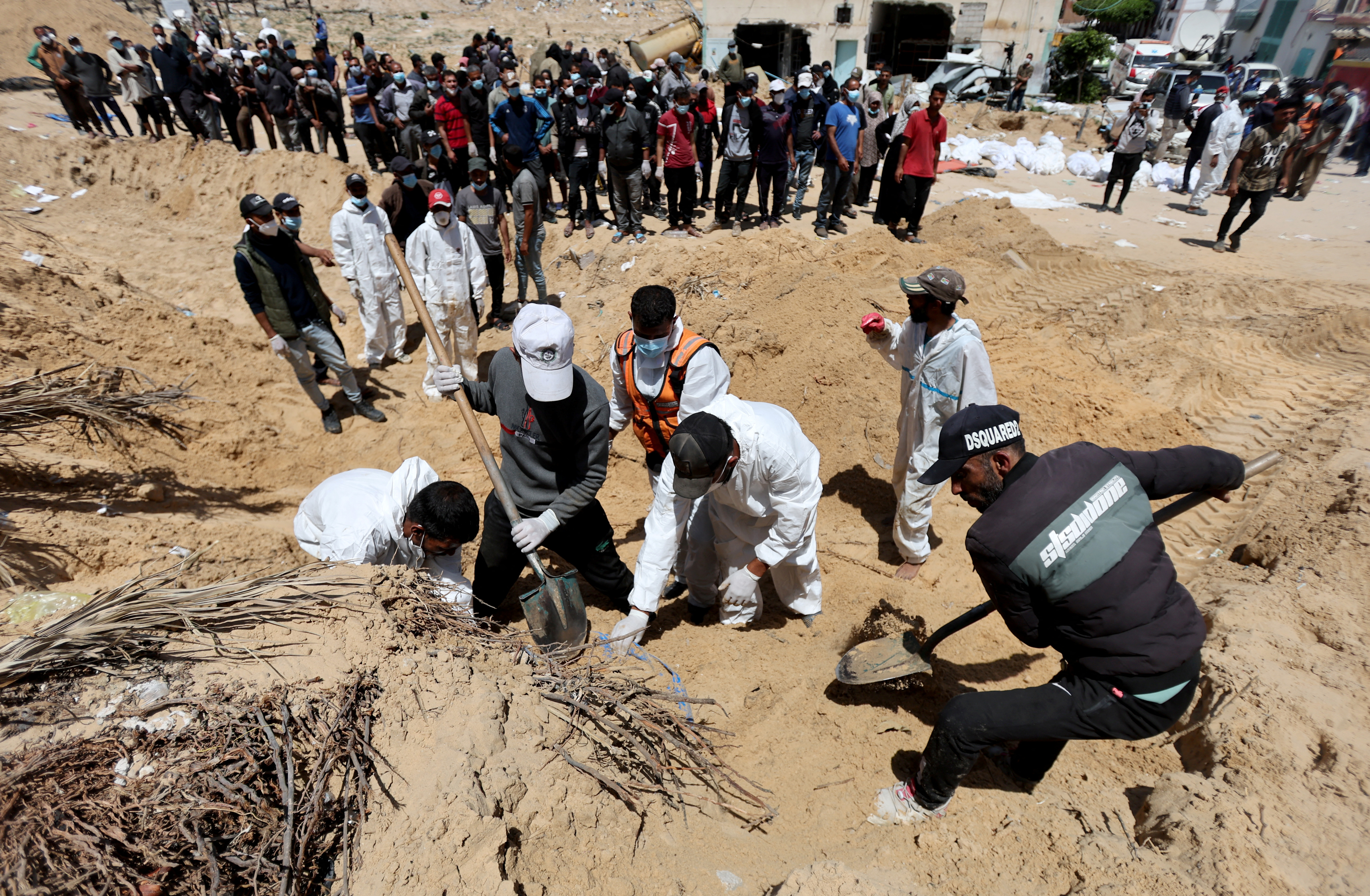 以色列国防军4月7日撤出南加萨城市尤甘尼斯，加萨民防员工22日透露在当地纳瑟医院发现将近300具遗体的乱葬岗，部分尸体被以军挖出来检测DNA确认是否为人质。当地人挖掘遗体打算移入墓地。路透