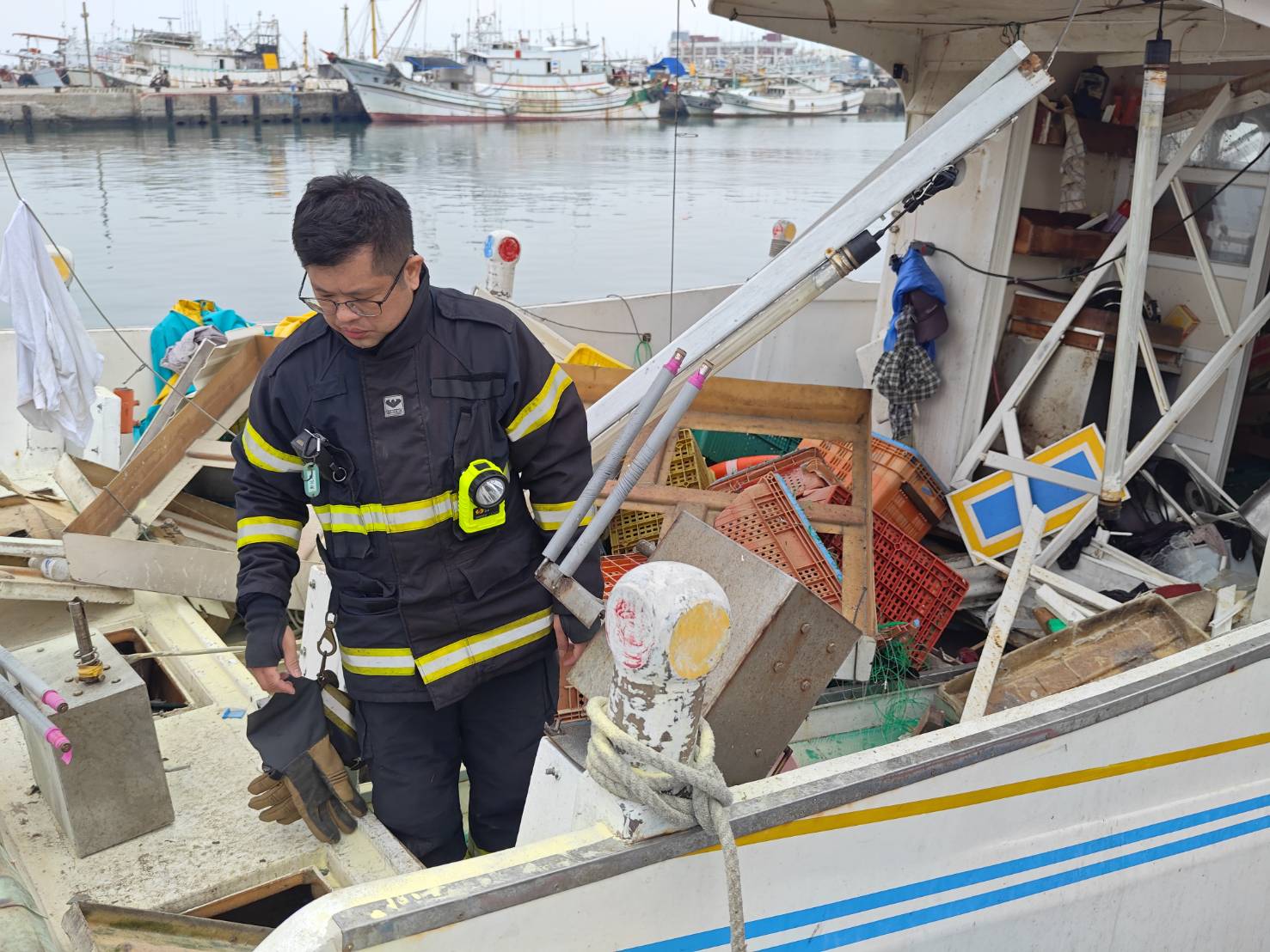 澎湖马公港今天传出渔船瓦斯气爆，现场一片凌乱，消防队正查明原因。图／澎湖县消防局提供