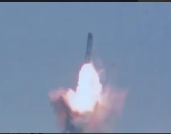 共军首部潜艇部队宣传片出现巨浪潜射导弹发射画面。（图／取自《人民海军》）