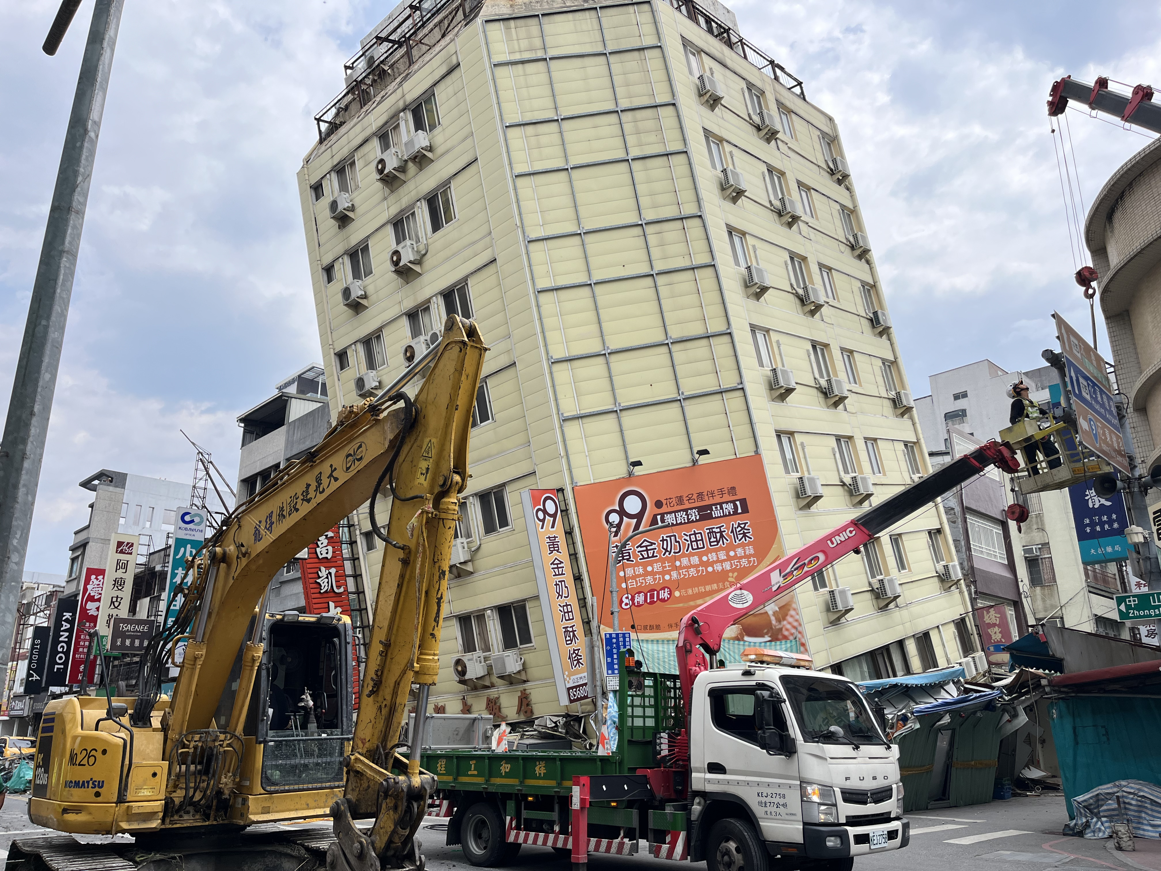 花莲富凯大饭店今天上午开始拆除作业。记者王思慧／摄影