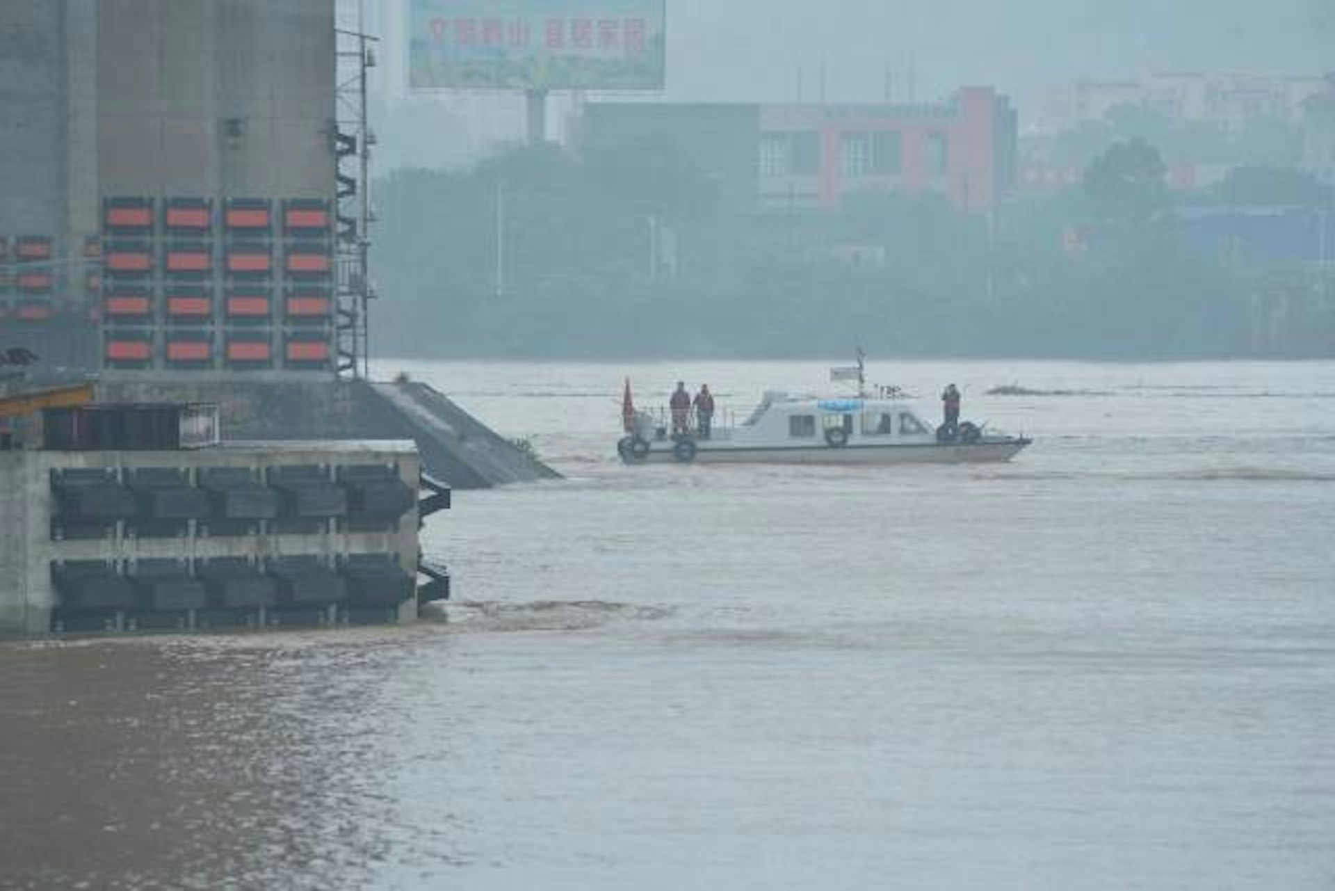 广东佛山九江大桥22日晚有船只撞到防撞墩后沉没，船上11名成员中，7人获救4人失踪。（图／取自《南方＋》）