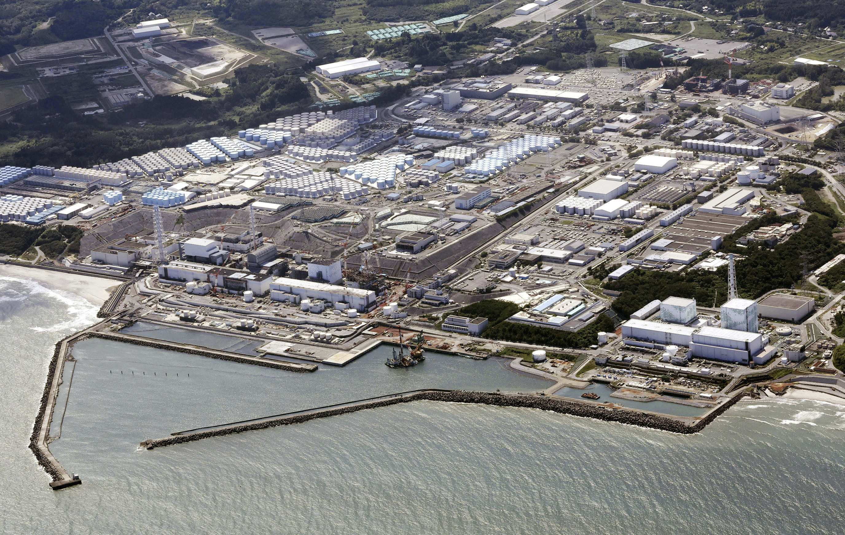 国际原子能总署专家团队23日前往日本视察福岛第一核电厂，针对核污水排放进行第2次安全评估。图为福岛第一核电厂空拍图。美联社