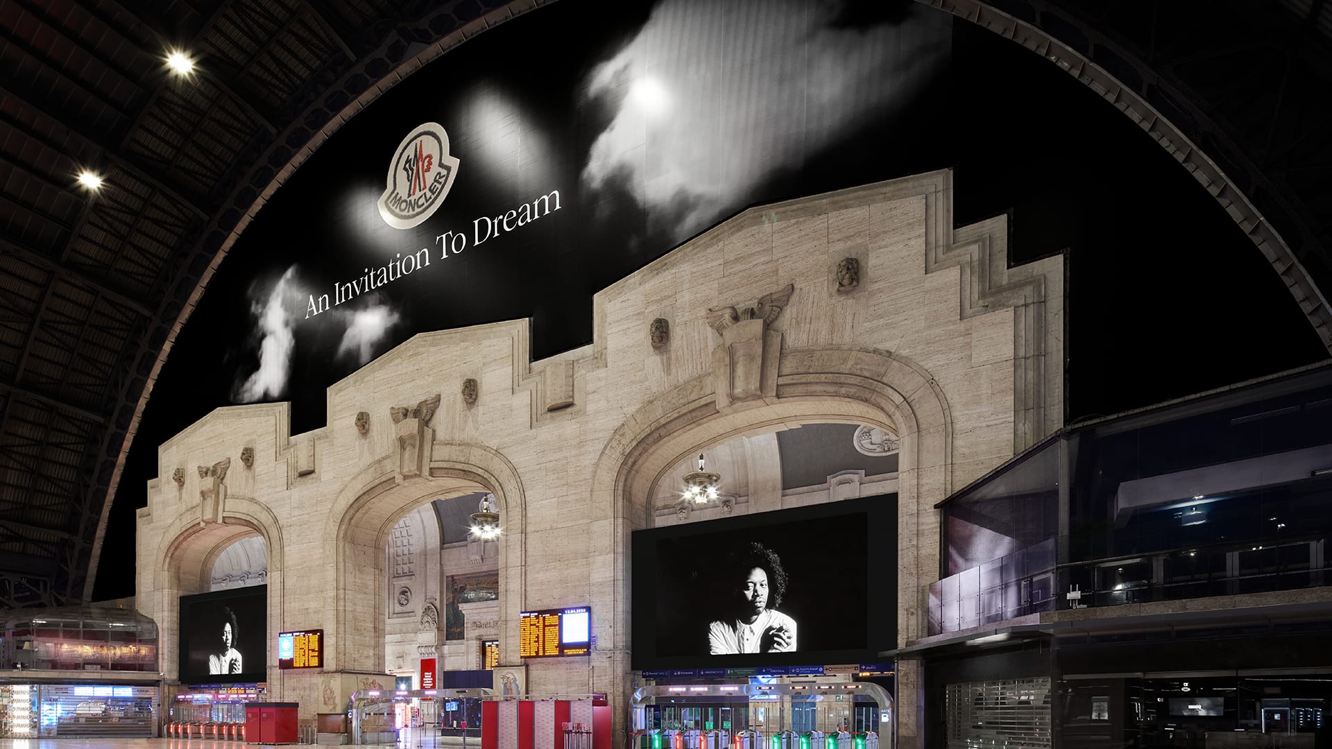 Moncler日前选在米兰中央火车站，举办了名为「一场梦想的邀约」的摄影展。图／Moncler提供