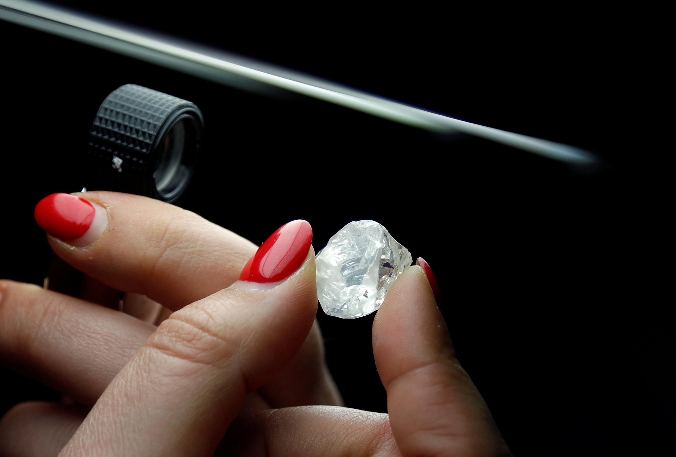 在钻石市场正苦于因应库存过剩之际，戴比尔斯（De Beers）母公司英美资源集团调降今年钻石产量目标。路透