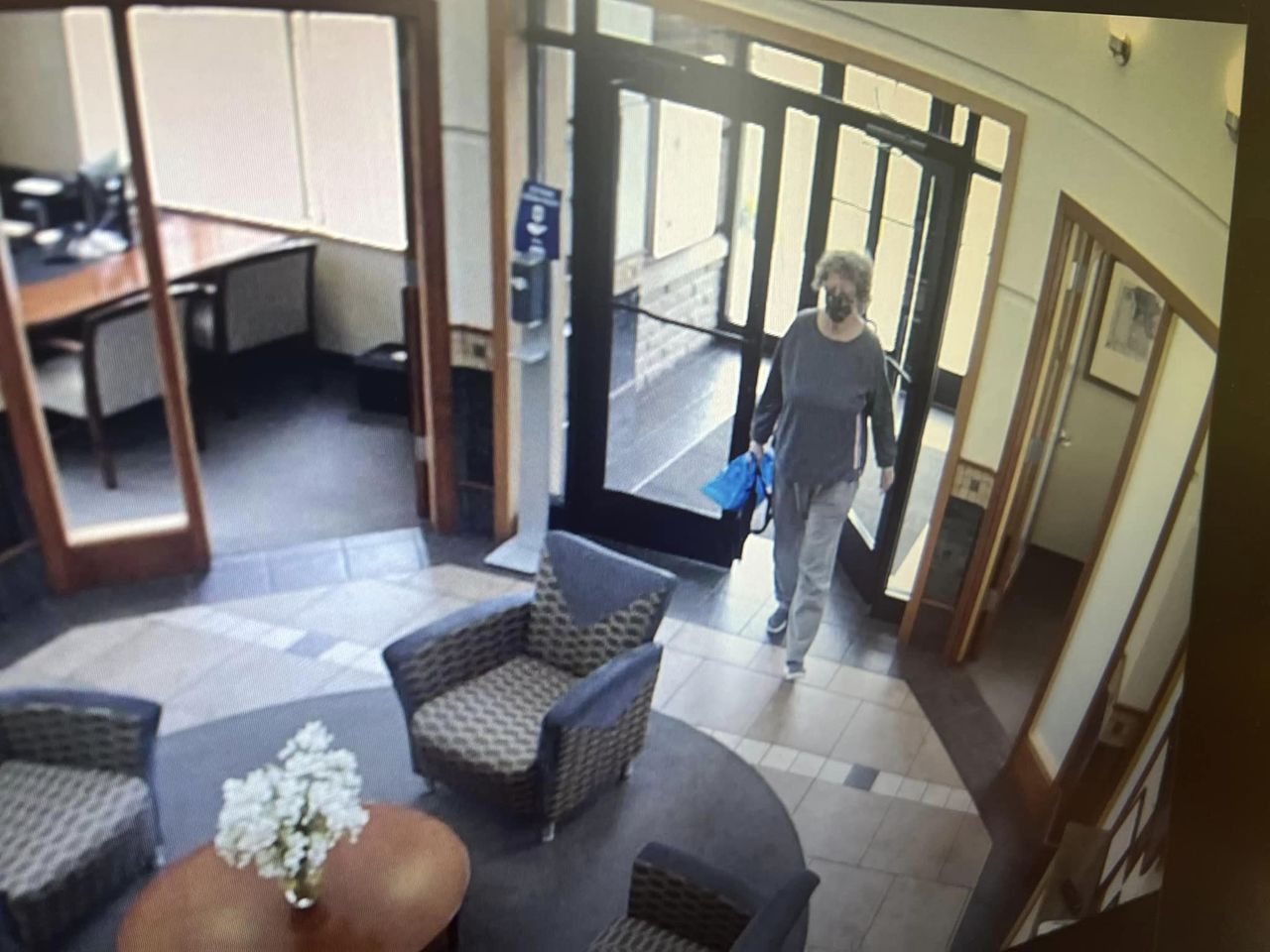 美国一名74岁老妇人持枪独自抢劫银行，全程被监视器拍下。图／撷自Fairfield Township Police Department脸书