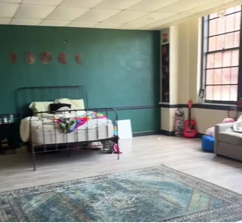 莎拉分享自己房间的照片，可以看得出是教室改造的。图撷自TikTok/@sarahmcollis