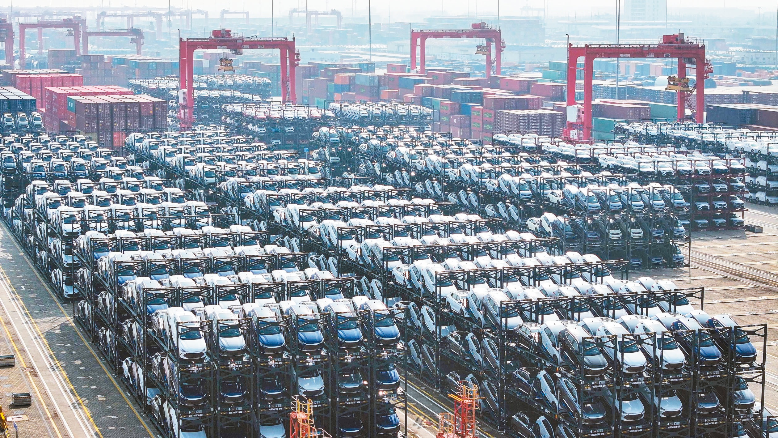 美国财政部长叶伦曾称，中国在电动车等洁净能源产业的生产过剩将影响他国经济。图为等待装船的大陆比亚迪电动车，堆放在江苏省苏州市太仓港国际货柜码头。（法新社）