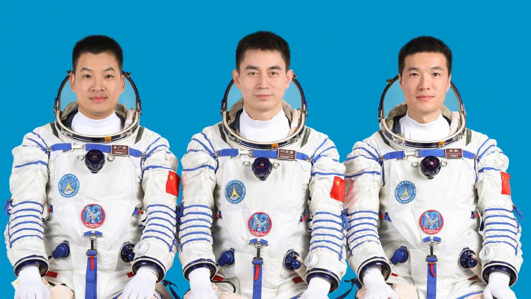 大陆公布神舟十八号载人飞行任务的航太员乘组，由叶光富（中）、李聪（右）、李广苏（左）3名太空人组成。  澎湃新闻