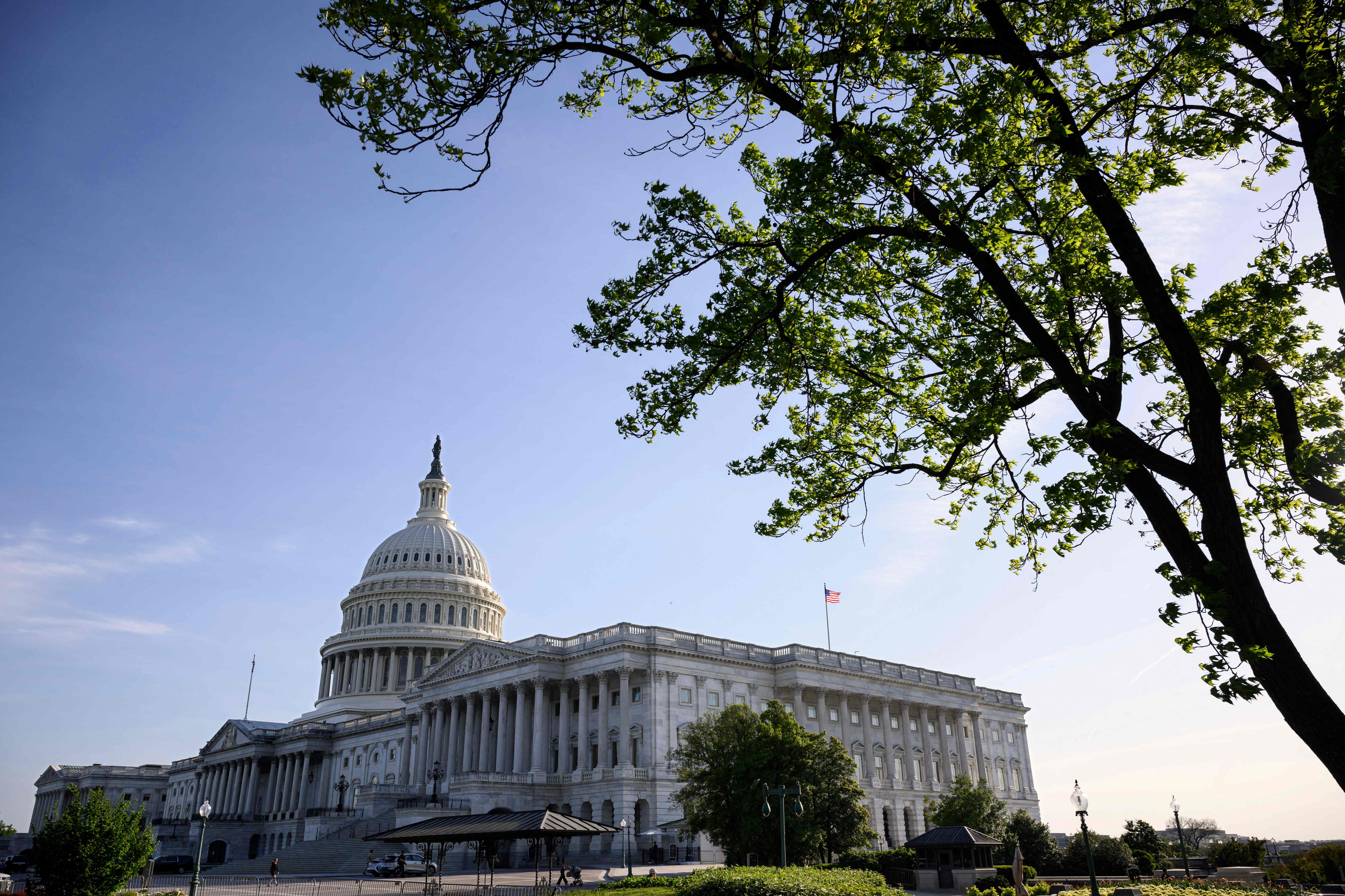 美国联邦参议院23日表决通过援助乌克兰、以色列和台湾的包裹法案，接下来将上呈总统拜登签署成法。法新社