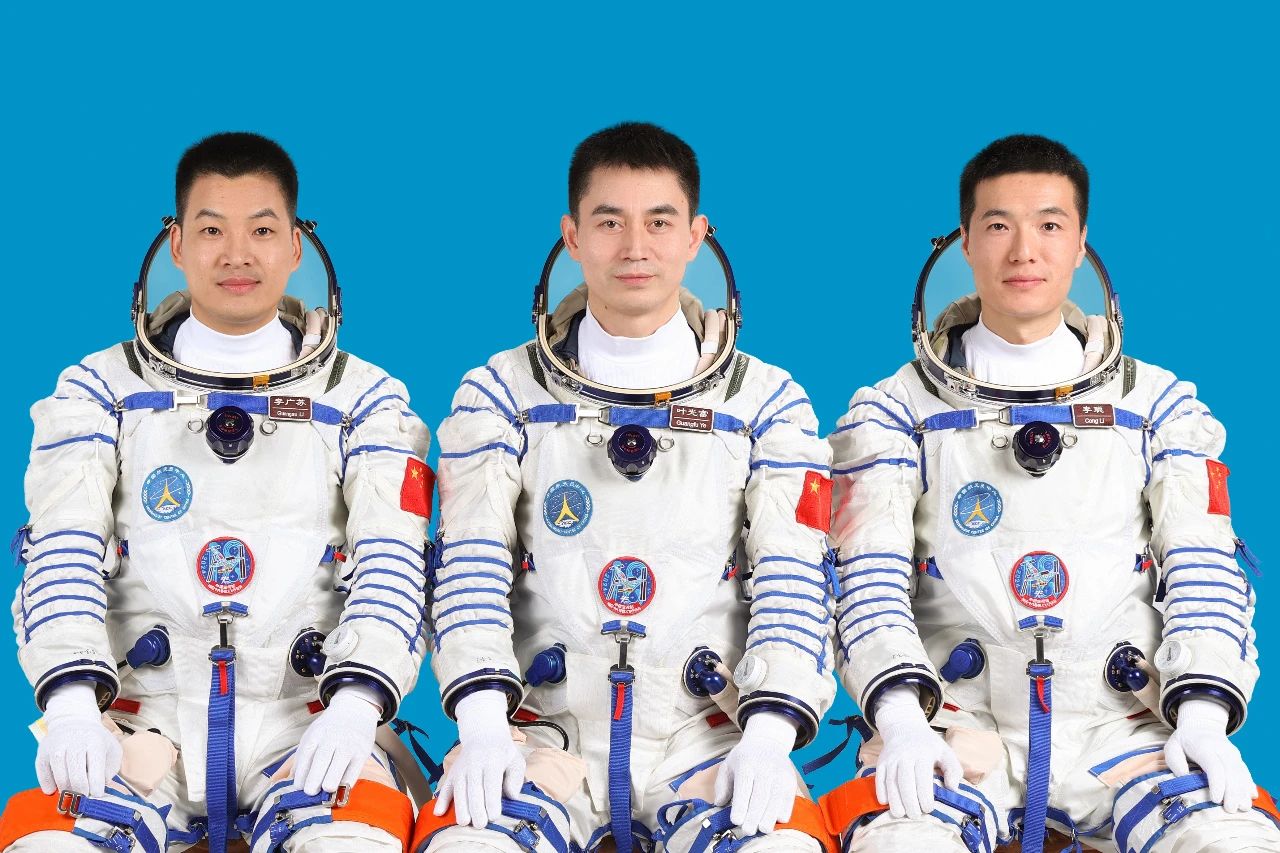 神舟十八号太空人叶光富（中）、李聪（右）、李广苏（左），并由叶光富担任指令长。北京日报