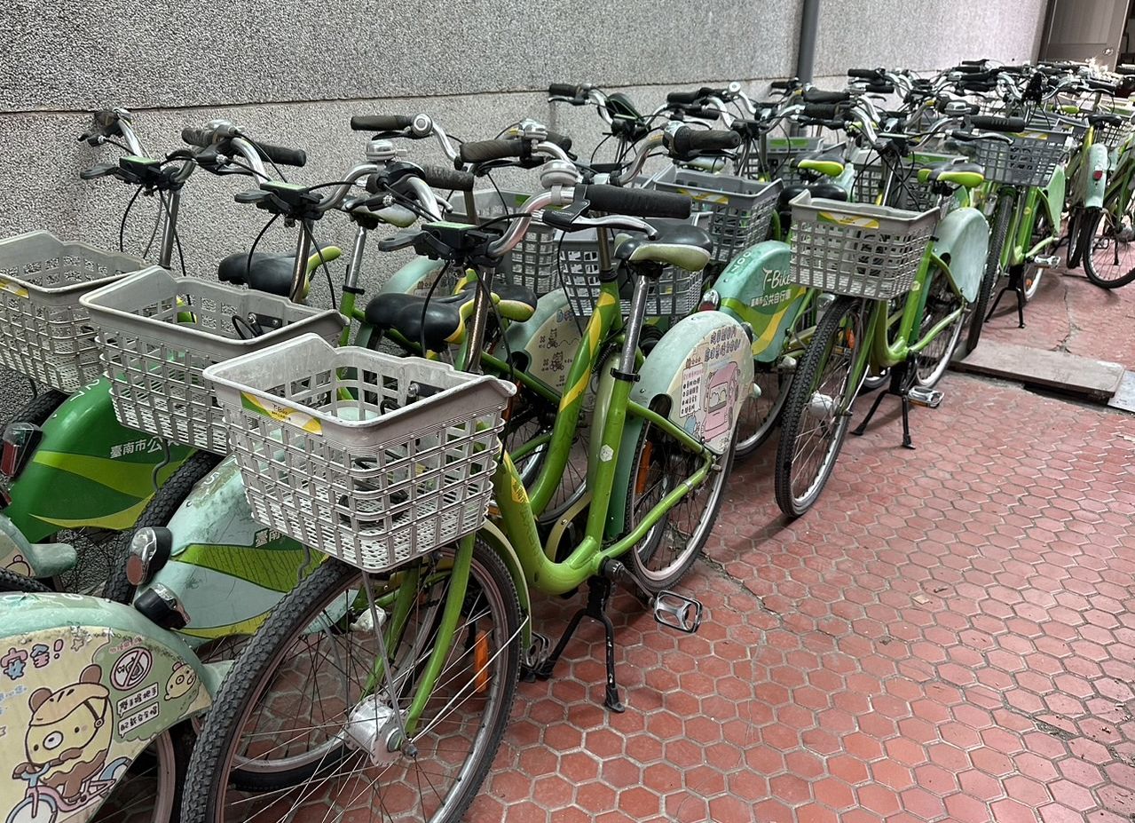 台南市环保局藏金阁1馆4月27日拍卖日，推出特价T-Bike，每辆500元。记者郑惠仁／摄影