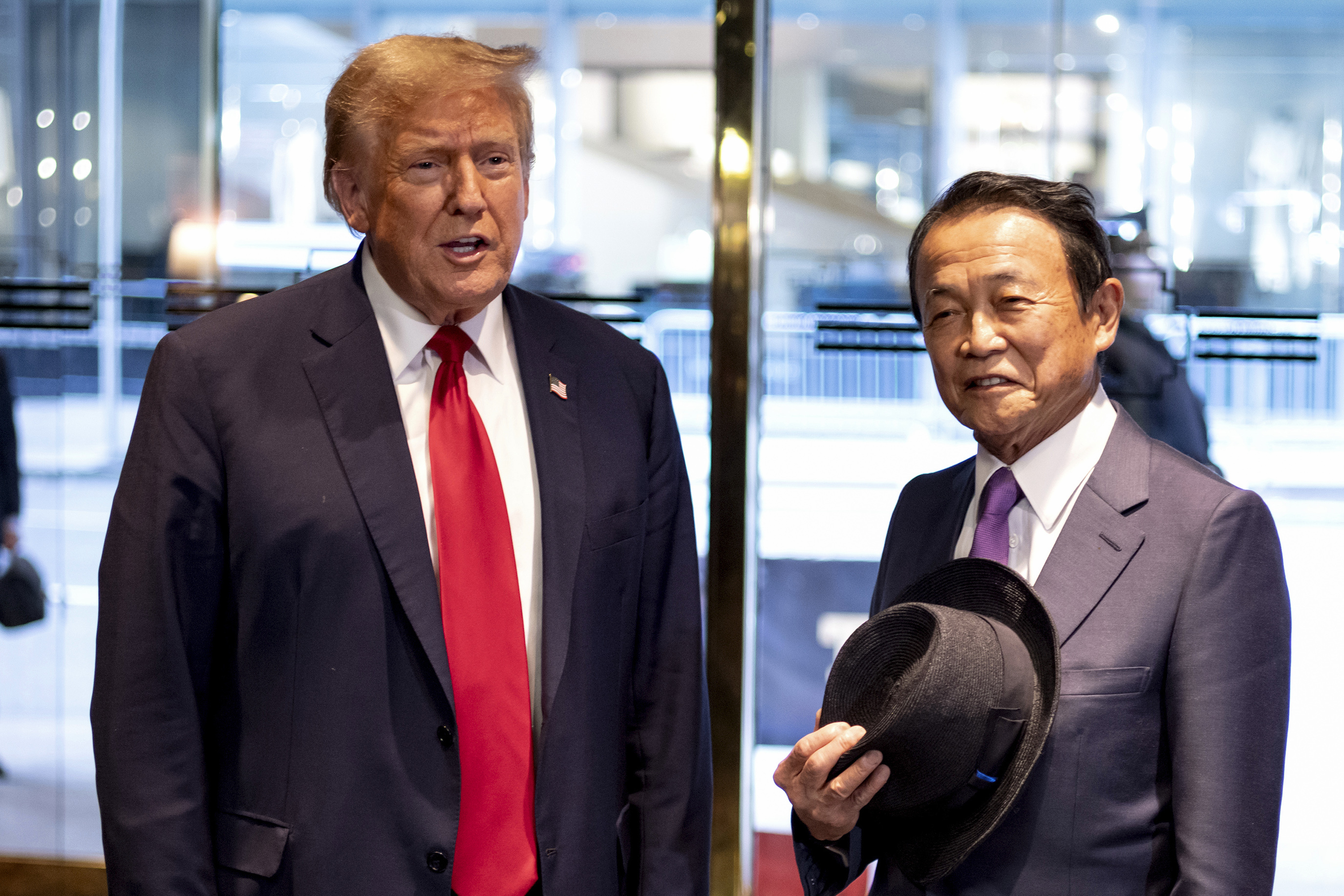 日本执政党自民党副总裁麻生太郎（图右）23日与美国前总统川普（图左）会面，两人相谈约1小时。美联社