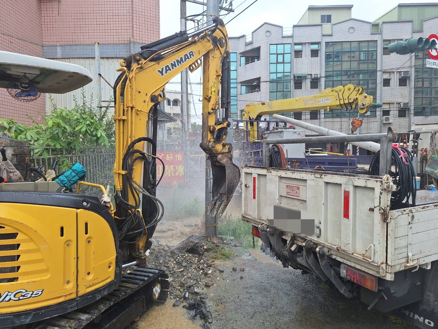 台南永康盐洲二街一处私人建筑工地今早疑因施工不慎，挖断天然气管线，现场飘出阵阵瓦斯味。图／民众提供