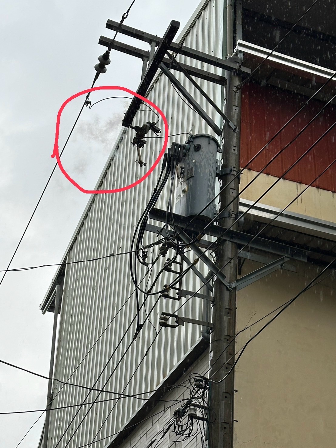 台电说，台中市北屯区松义街高压电设备上午被雷击中，致有千户停电。图／台电提供