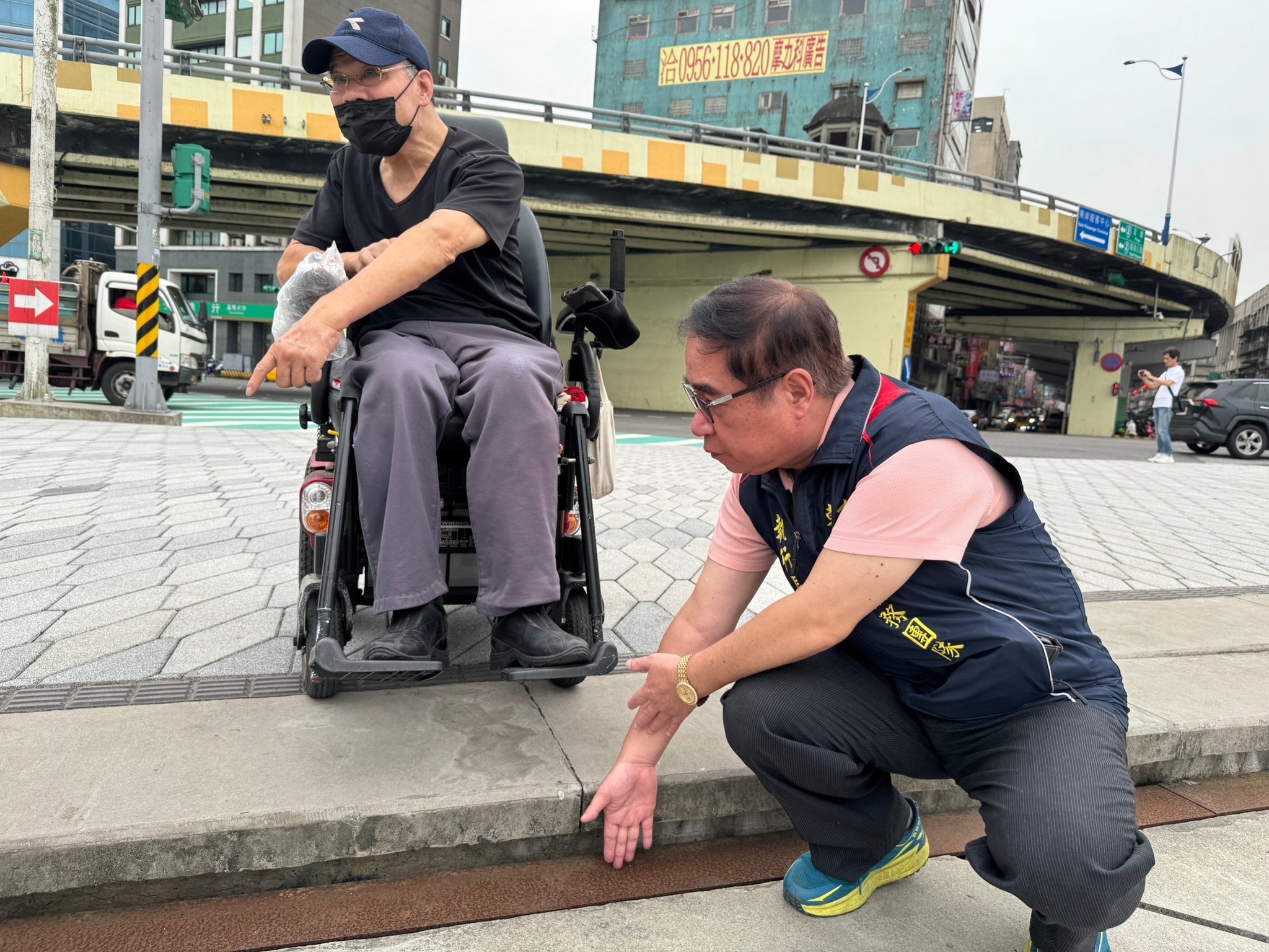 基隆市忠一路人行道与海洋广场交接处，有轮椅族反映是「不友善设施」。图／韩世昱提供