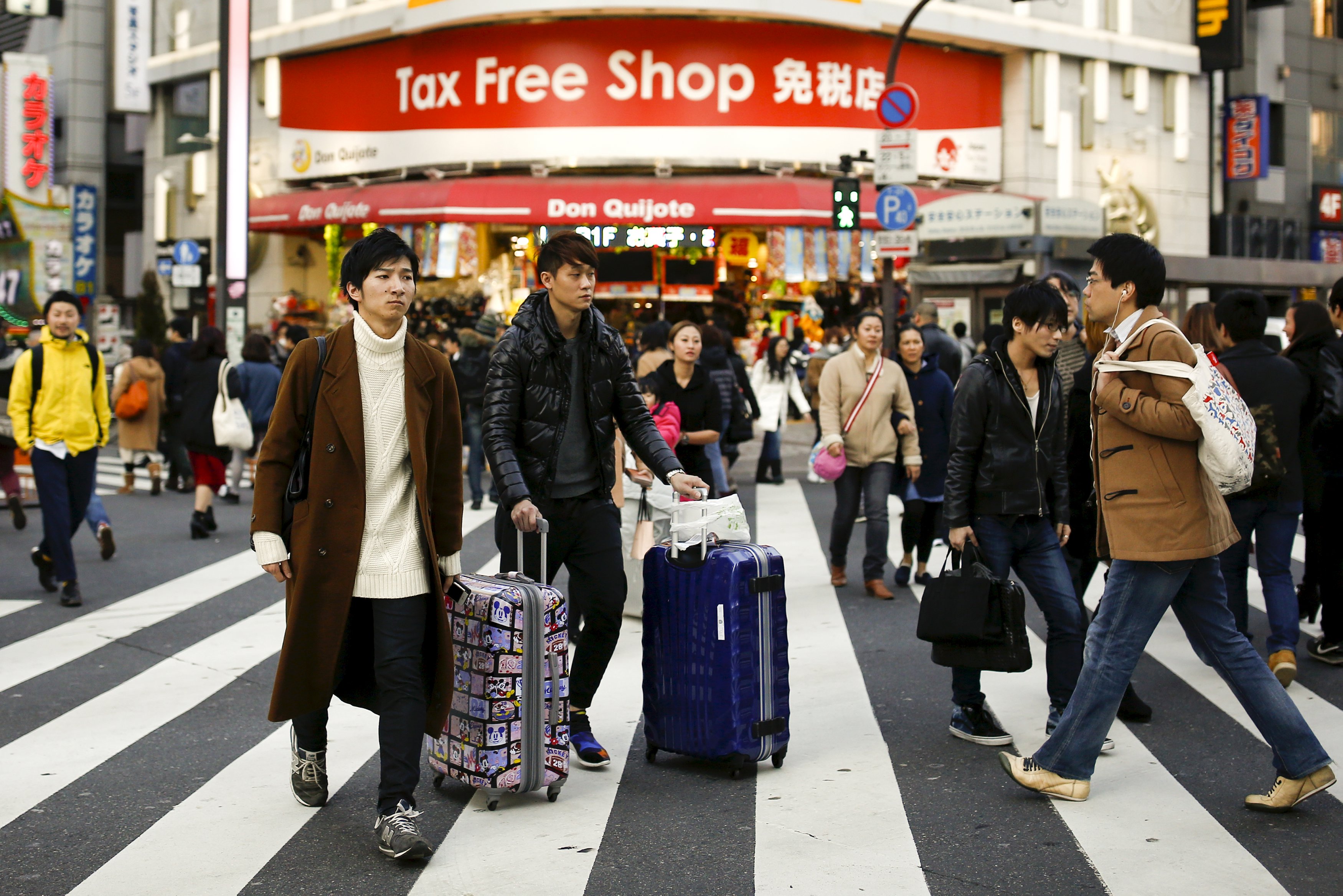 日本研议将观光客免税改为「先付款、后退税」，加强打击国内非法转卖免税商品、恶意逃漏税等行为，同时有望增加无现金退税方式。路透
