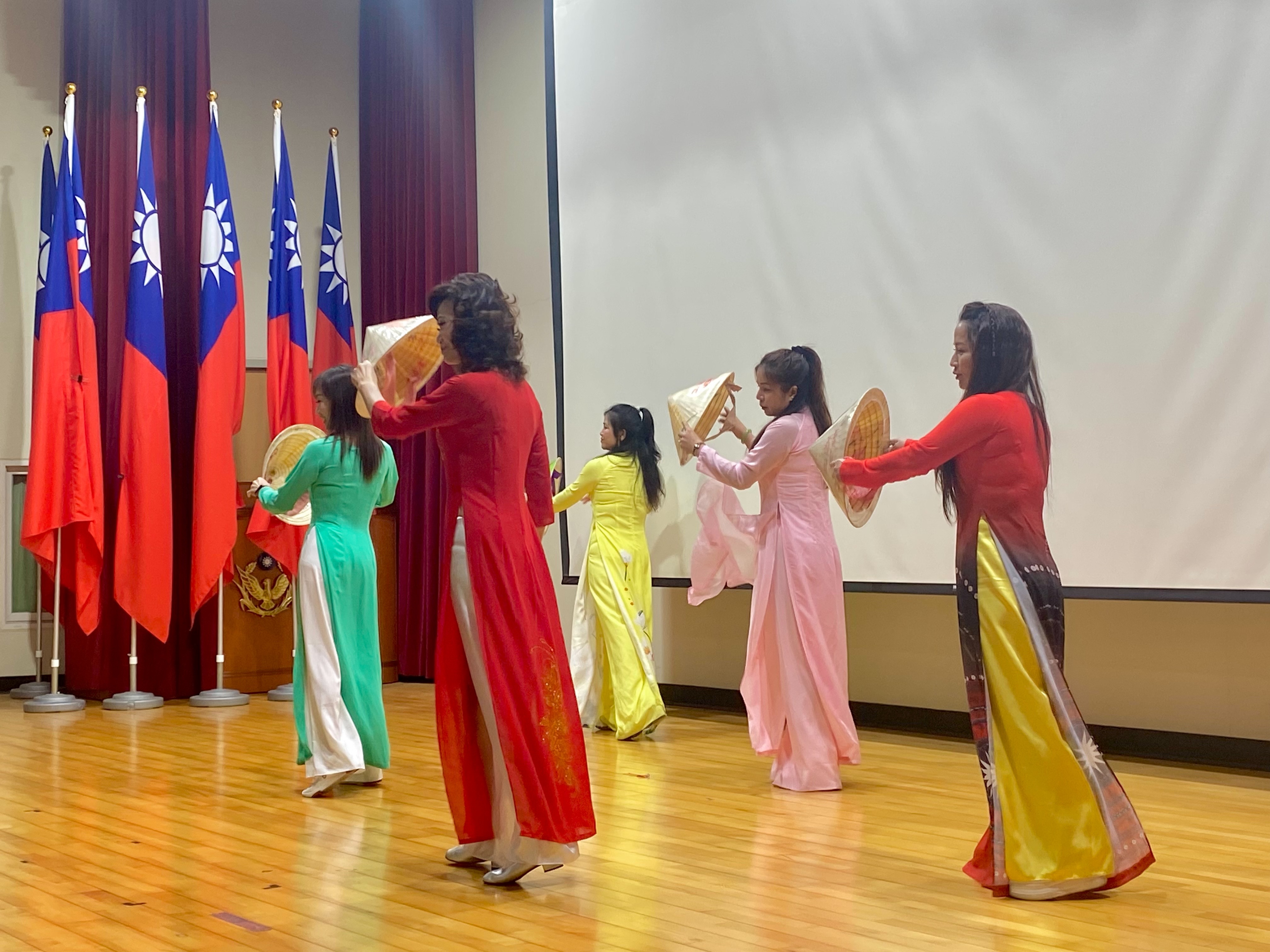 现场邀请桃园市「新移民女性关怀协会」成员穿著越南传统服饰「奥黛」，带来越南民俗舞蹈，象征桃园丰富文化及族群间共荣。记者周嘉茹／摄影