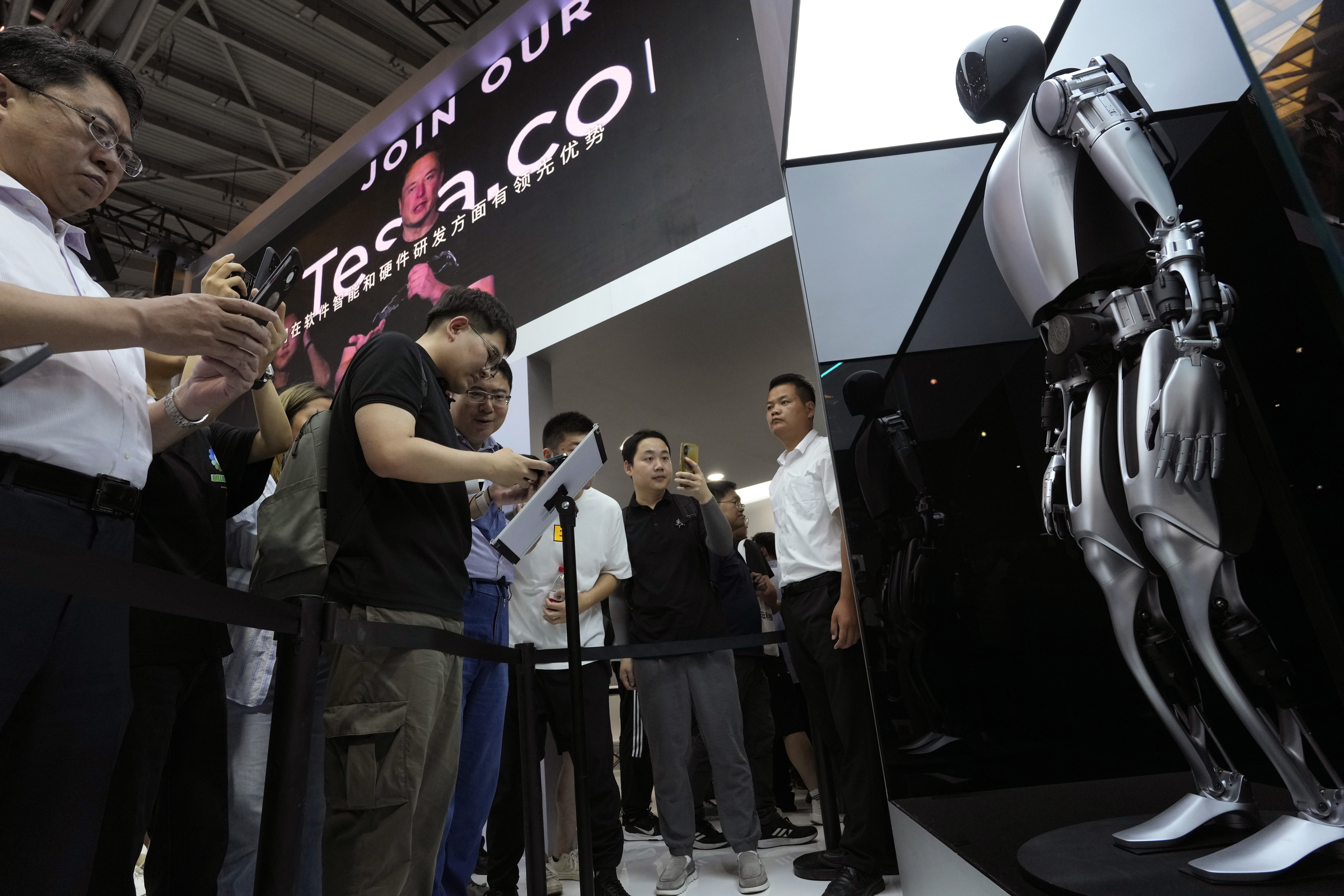特斯拉去年在上海展示出人形机器人Optimus。美联社