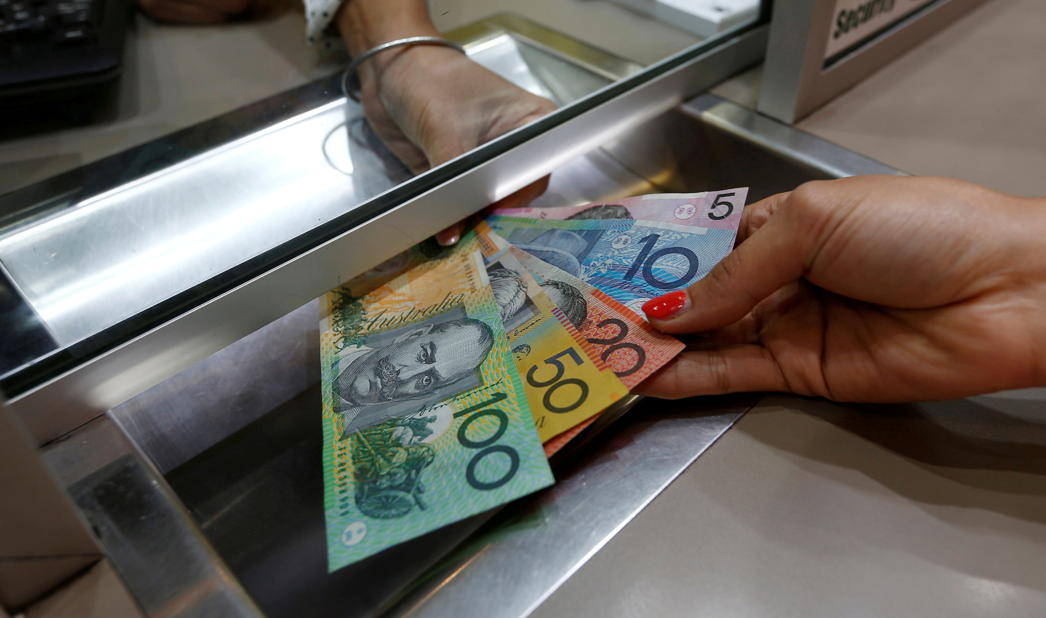 澳洲通膨粘著，浇息降息预期。澳币兑美元汇价本周节节高升。  路透