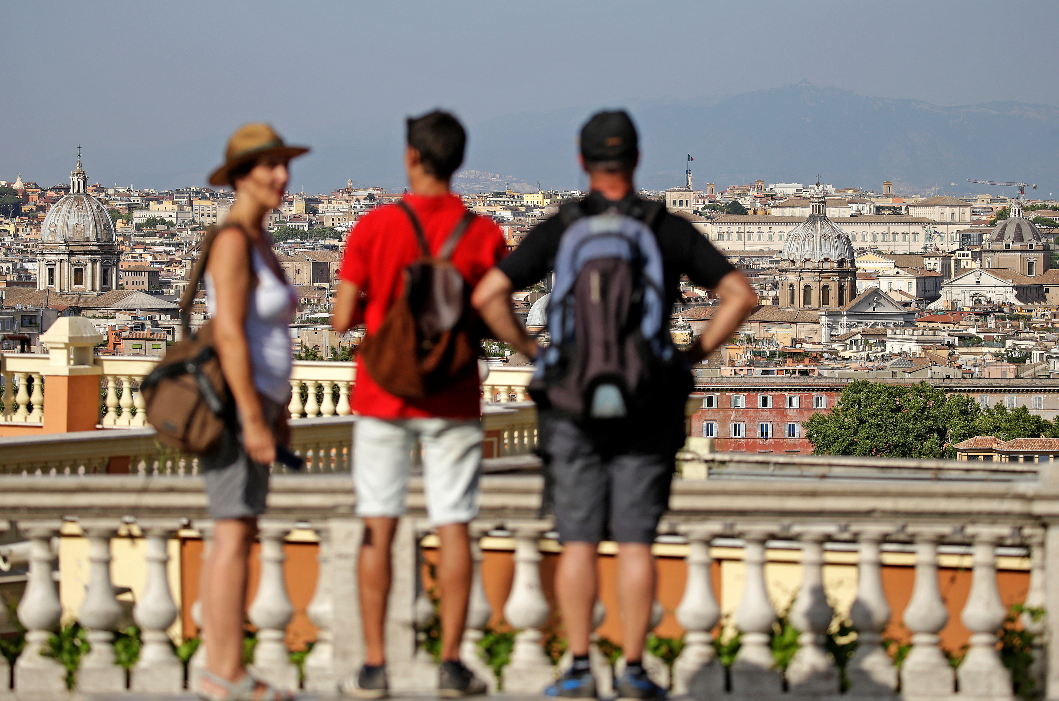旅客在贾尼科洛山（Gianicolo hill）上，眺望罗马市中心。  路透