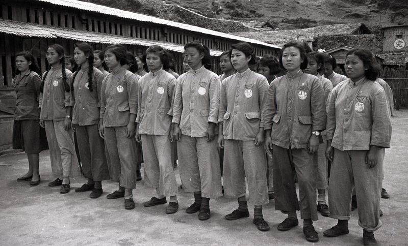 1954年4月25日，国防部总政治部为使各界人士明了台湾省保安司令部绿岛新生训导处实况，邀请中外记者前往实地访问。图为女新生学员集合。图／联合报系资料照片